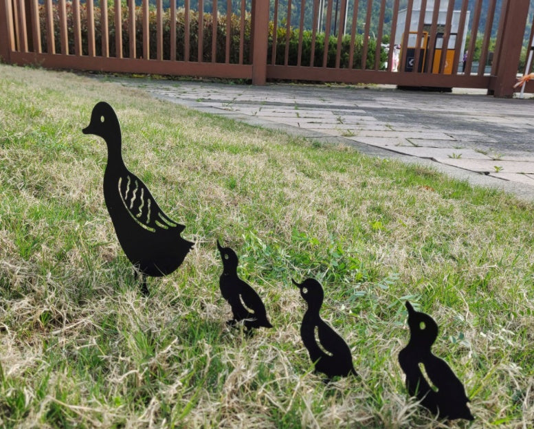 Lataa kuva gallerian katseluohjelmaan New Garden Decoration Iron Duck Family Grass Garden Decoration Metal Hollow Garden Decoration
