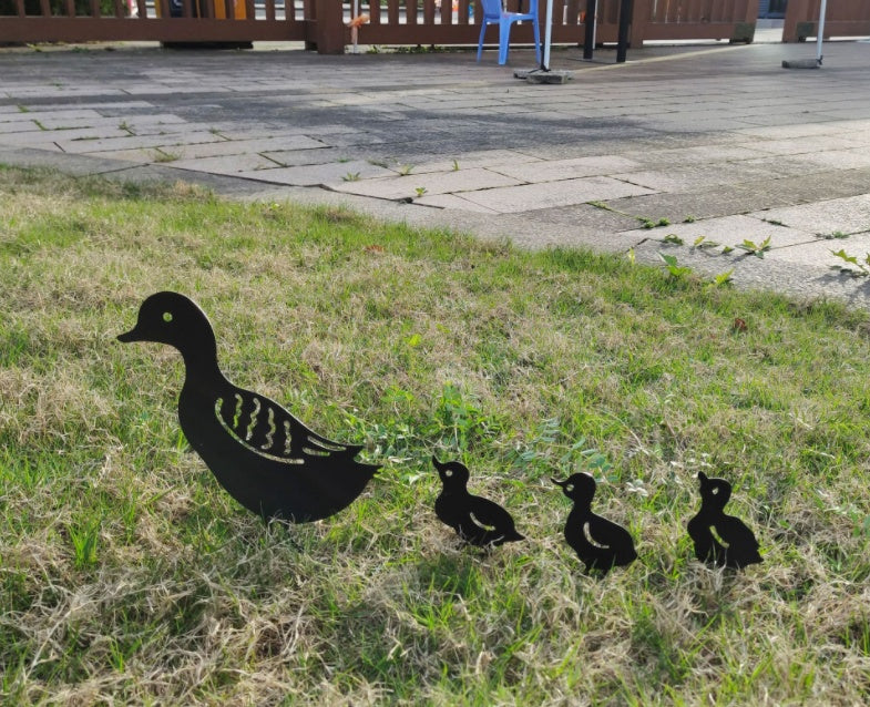 Lataa kuva gallerian katseluohjelmaan New Garden Decoration Iron Duck Family Grass Garden Decoration Metal Hollow Garden Decoration
