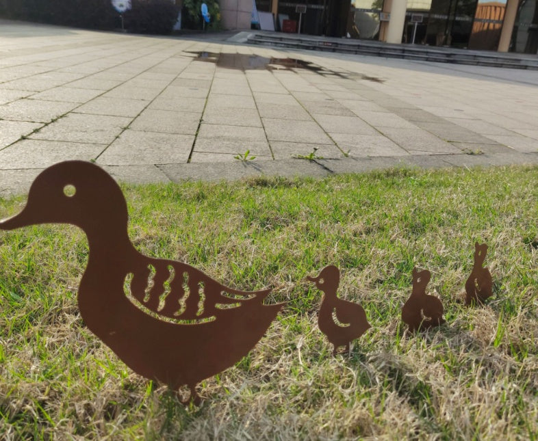 Lataa kuva gallerian katseluohjelmaan New Garden Decoration Iron Duck Family Grass Garden Decoration Metal Hollow Garden Decoration
