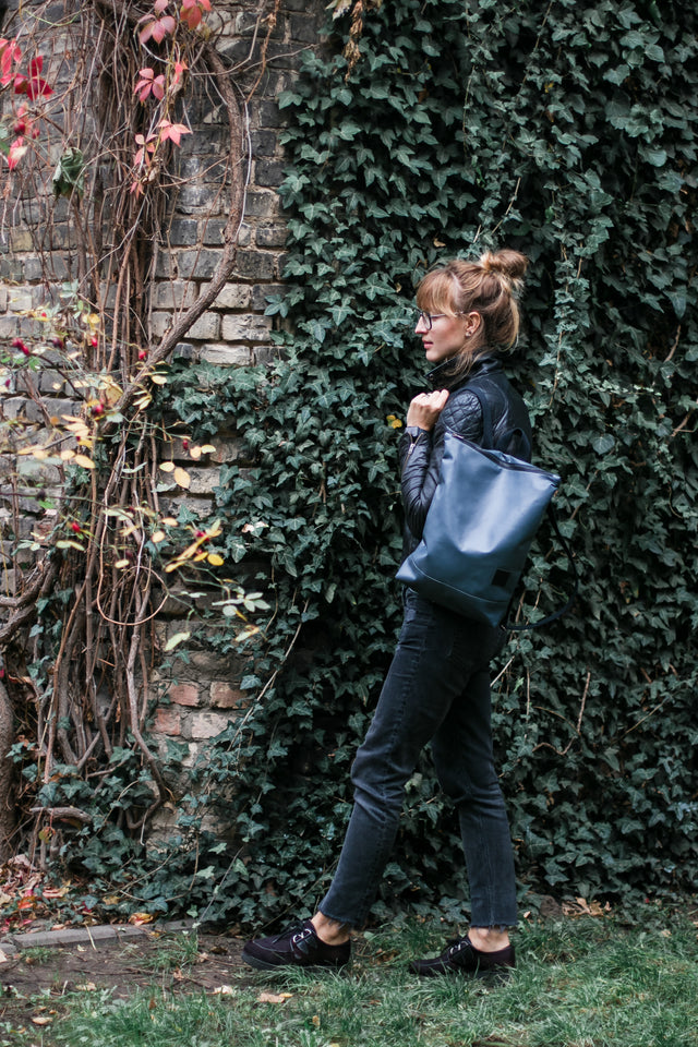 Lataa kuva gallerian katseluohjelmaan Faux Leather Backpack - Grey
