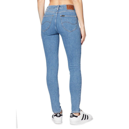 Derrière de femme portant des Lee Jeans Bleu, skinny avec poches et logo visible.
