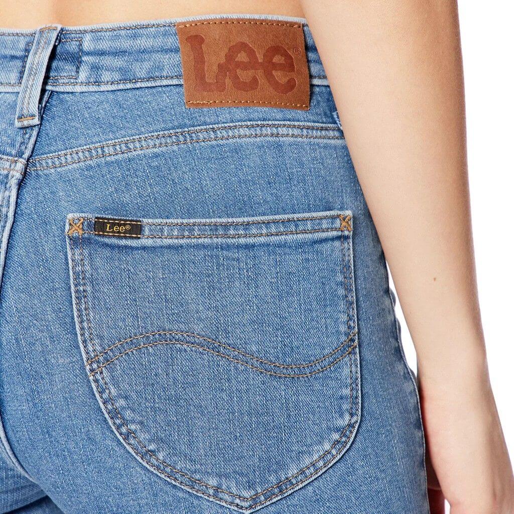 Détails arrière des Lee Jeans Bleu avec logo visible sur la ceinture et poches arrière.