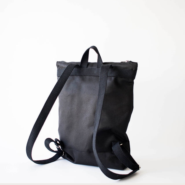 Lataa kuva gallerian katseluohjelmaan Waterproof Backpack - Black Bow
