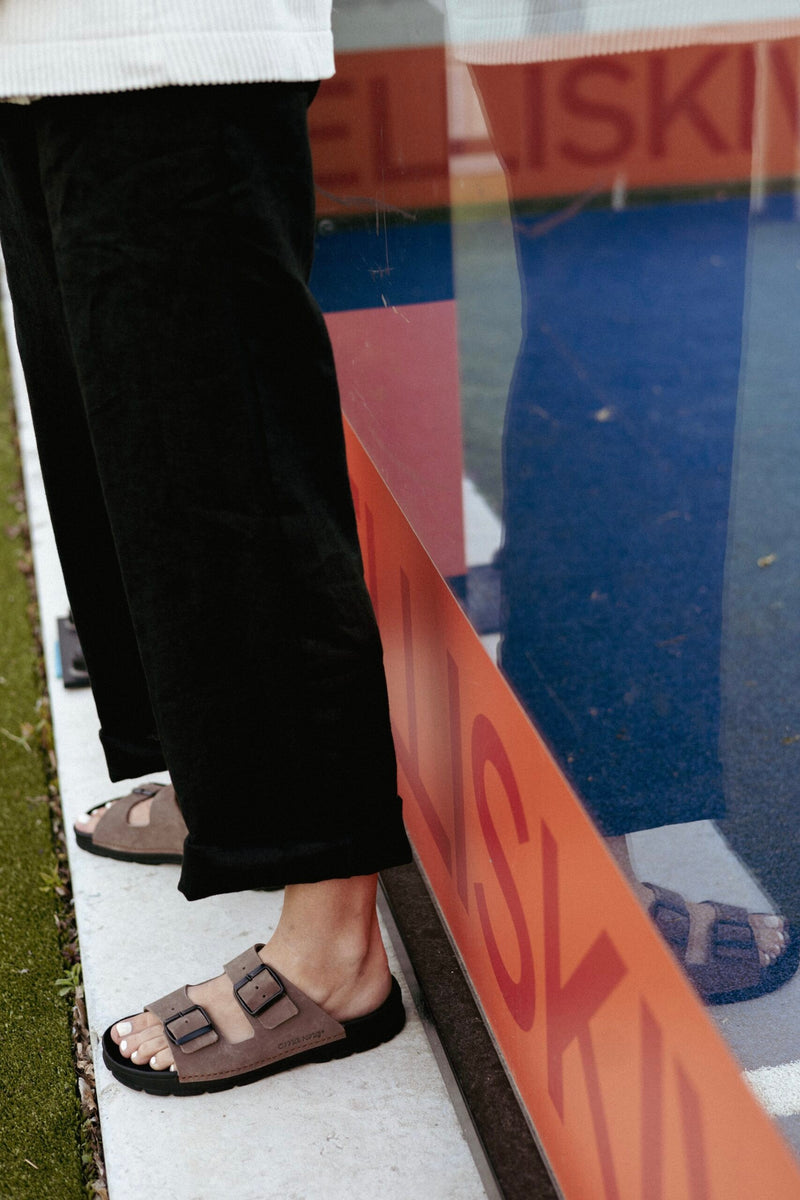 Lataa kuva gallerian katseluohjelmaan Meeliku Leather Sandals – Brown/Black 
